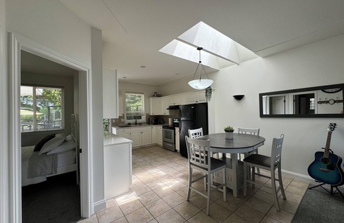 Surrey House | Bright Side Suite near beach!
