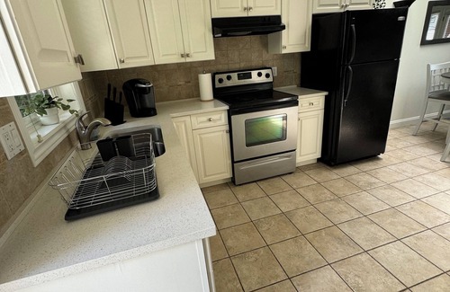 Surrey House | Bright Side Suite near beach!