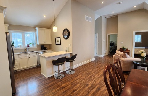 Barrie Apartment | Bright, spacious 1200 sq foot apartment with Vaulted ceilings.