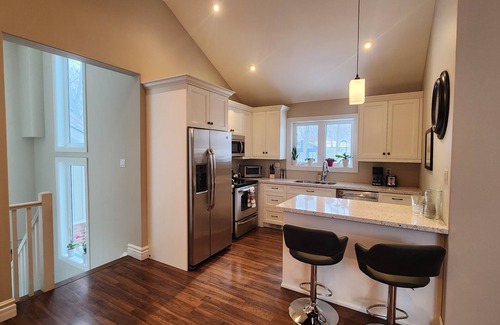 Barrie Apartment | Bright, spacious 1200 sq foot apartment with Vaulted ceilings.
