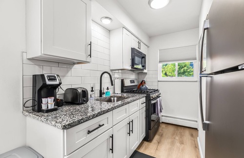 Mount Clemens Apartment | Bright & Spacious 2 Bedroom | Quiet | Safe | Clean