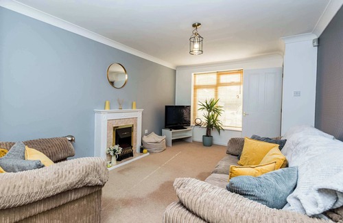 Swindon House | Bright & Spacious 3 Bed Swindon Home with Parking