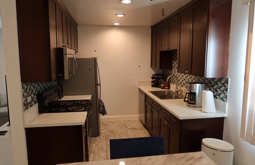 Los Angeles Condo | BRIGHT & SPACIOUS 3BR CONDO NEAR LAX + POOL, PARKING & YOGA ROOM!