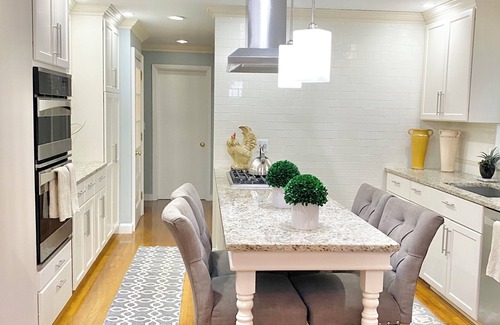 Marlborough House | BRIGHT & SPACIOUS 5-bedroom house in peaceful Marlborough with AC, WiFi