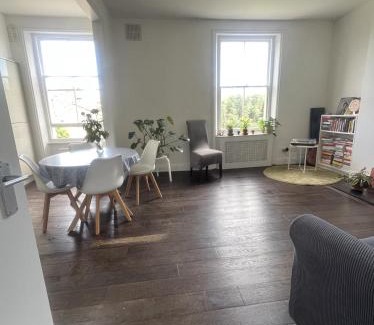 Brixton Hill Apartment | Bright, Spacious, Charming & Fully Equipped Victorian Flat in Quiet Brixton