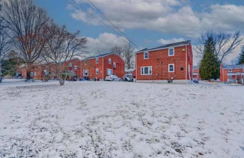 Lochearn House | Bright & Spacious – Large Rooms, Workspace, Laundry:20mins Downtown Baltimore