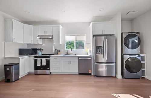 Mira Mesa House | Bright & Spacious Upstairs Room in Peaceful Home