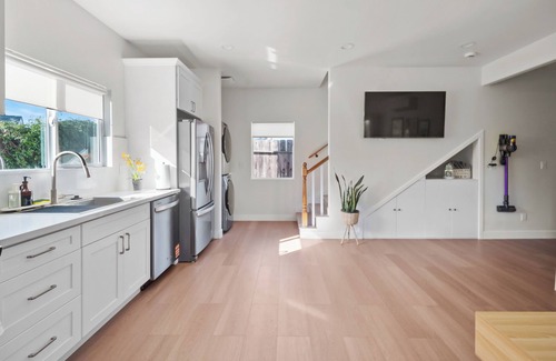 Mira Mesa House | Bright & Spacious Upstairs Room in Peaceful Home