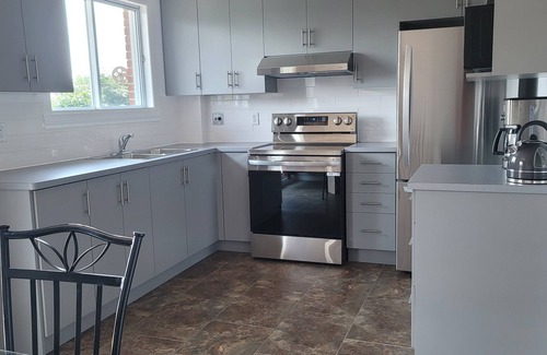 Pointe Claire Apartment | Bright & Specious 3 Bd Condo