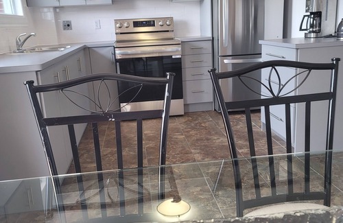 Pointe Claire Apartment | Bright & Specious 3 Bd Condo