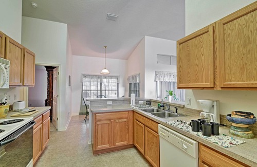 Spring Hill House | Bright Spring Hill Home: 5 Mi to Weeki Wachee Park