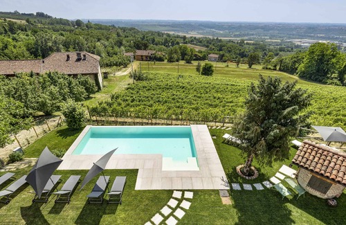 Cherasco Apartment | Bright studio 5 with swimming pool in a period villa in the Barolo area