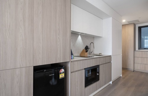 North Fremantle Apartment | Bright Studio with Rooftop BBQ in Fremantle