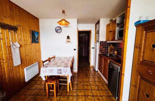 Les Saisies Apartment | Bright Studio Cabin – Ski-In/Ski-Out – Stunning Mountain View – Sleeps 4