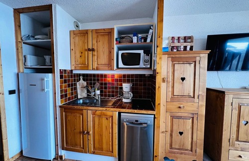 Les Saisies Apartment | Bright Studio Cabin – Ski-In/Ski-Out – Stunning Mountain View – Sleeps 4