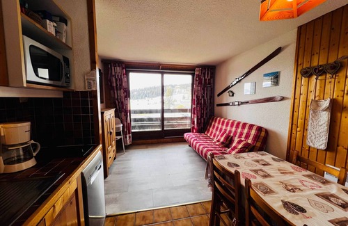 Les Saisies Apartment | Bright Studio Cabin – Ski-In/Ski-Out – Stunning Mountain View – Sleeps 4