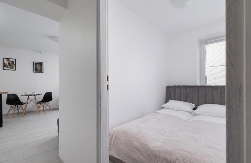 Chorzow Apartment | Bright Studio Chorzów for 4 Guests 1,6 km to Silesian Stadium by Noclegi Renters