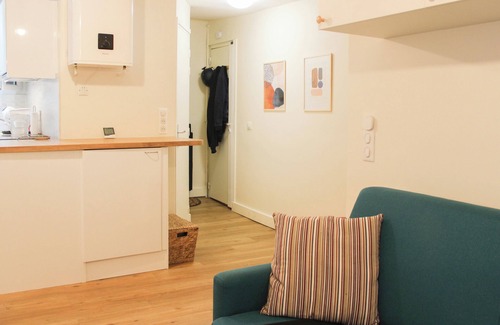 19th Arrondissement Apartment | bright studio with balcony, quiet location