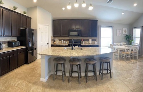 Leander House | Bright Stylish 3 BR Home w/Pool & Hot Tub