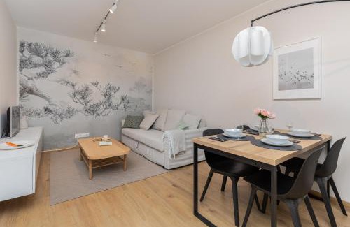 Emaus Apartment | Bright & Stylish Apartment with Balcony 1,5 km to Gdańsk Main City by Noclegi Renters