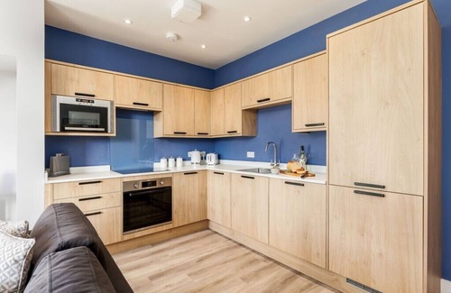West Cliff Apartment | Bright & Stylish King Bed Apt w/Free Gym & WI-FI
