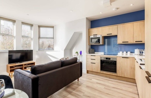 West Cliff Apartment | Bright & Stylish King Bed Apt w/Free Gym & WI-FI