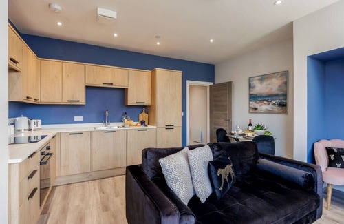 West Cliff Apartment | Bright & Stylish King Bed Apt w/Free Gym & WI-FI