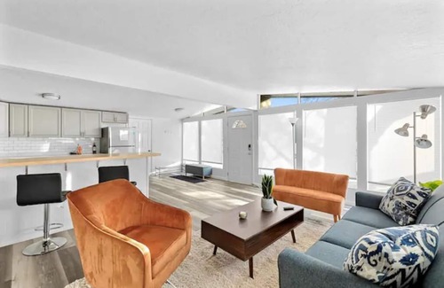 Westside Cottage | Bright, Stylish & Pet Friendly 2 Bedroom Home!