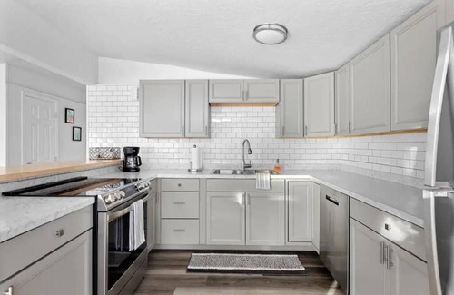 Westside Cottage | Bright, Stylish & Pet Friendly 2 Bedroom Home!