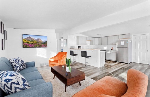 Westside Cottage | Bright, Stylish & Pet Friendly 2 Bedroom Home!