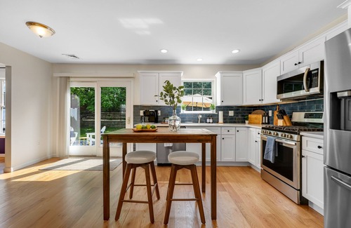 Highlands House | Bright & Stylish ShoreHouse w King Beds, 15min Walk to Beach, 2 Blocks to Dining