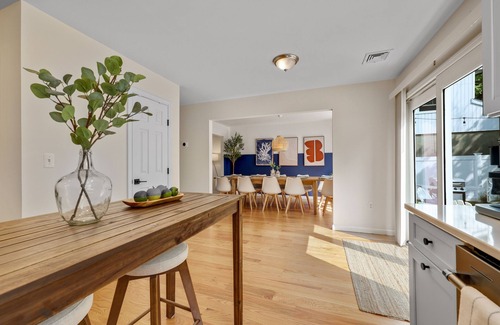 Highlands House | Bright & Stylish ShoreHouse w King Beds, 15min Walk to Beach, 2 Blocks to Dining