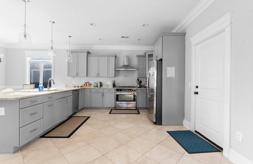 Arlington Views House | Bright , sunny, and inviting 5 bedroom w/a spacious floor plan + Movie Theater