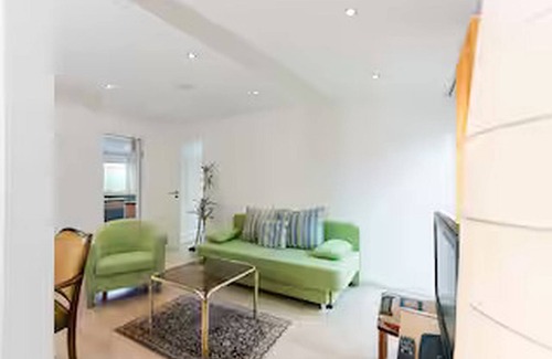 Berg am Laim Ost Apartment | Bright, sunny roof terrace apartment
