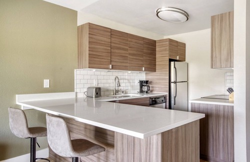 Sunnyvale West Apartment | Bright Sunnyvale 1BR w/W/D, Pool & Gym, near Safeway, by Blueground