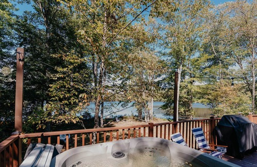 Swan Lake House | Bright Swan Lake Getaway with Hot Tub!