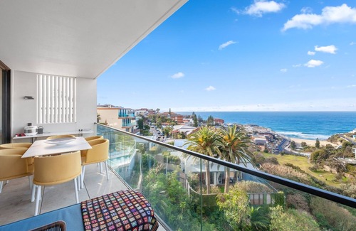 Tamarama Apartment | Bright Tamarama 2-Bed with Balcony Water View