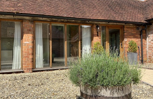 Henley-in-Arden House | Bright two bed cottage in beautiful countryside with log burner.