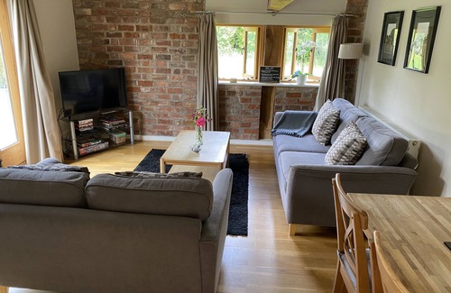 Henley-in-Arden House | Bright two bed cottage in beautiful countryside with log burner.