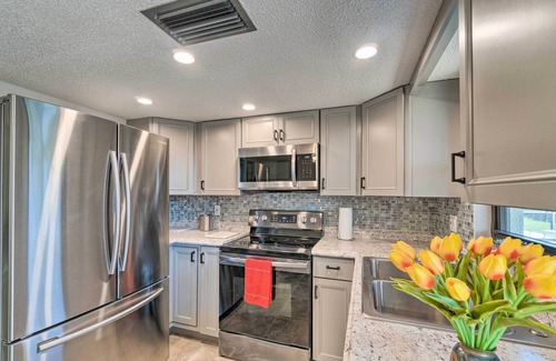 South Venice House | Bright Venice Home w/Yard < 4 Miles to Beach!
