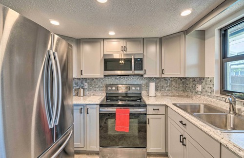 South Venice House | Bright Venice Home w/Yard < 4 Miles to Beach!