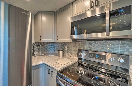 South Venice House | Bright Venice Home w/Yard < 4 Miles to Beach!