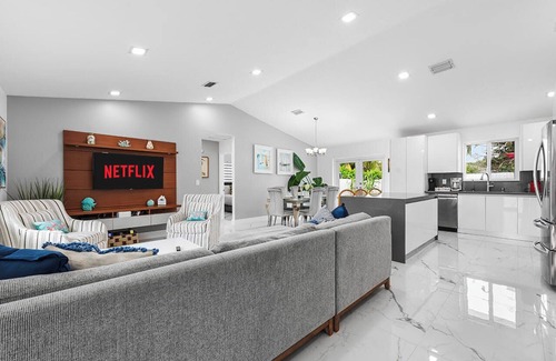 Homestead House | Bright Villa, Heated Pool, 2 Kings, by Everglades, Biscayne & Keys