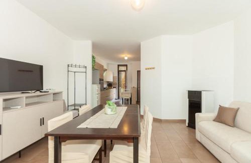 Cesate House | Bright Villa with Balcony and Jacuzzi, Milan Area