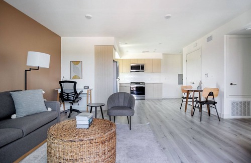 Mar Vista Apartment | Bright West LA 1BR w/Gym & W/D, nr Shops, Dining & 405, by Blueground