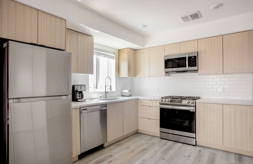 Mar Vista Apartment | Bright West LA 1BR w/Gym & W/D, nr Shops, Dining & 405, by Blueground