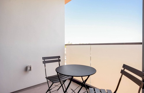 Mar Vista Apartment | Bright West LA 1BR w/Gym & W/D, nr Shops, Dining & 405, by Blueground