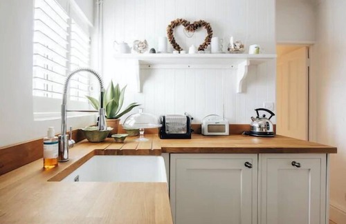 Kemptown Apartment | Brighton Beach Apartment Parking Free On-site & EV Charger