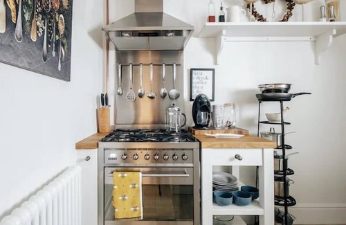 Kemptown Apartment | Brighton Beach Apartment Parking Free On-site & EV Charger