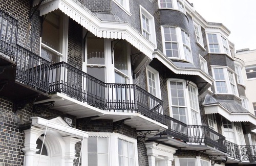 Kemptown Apartment | Brighton Beach Apartment Parking Free On-site & EV Charger
